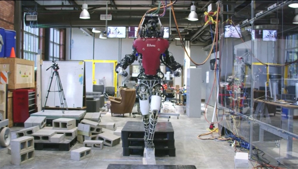 روبوت شبيه بالإنسان يمشي على الحبل