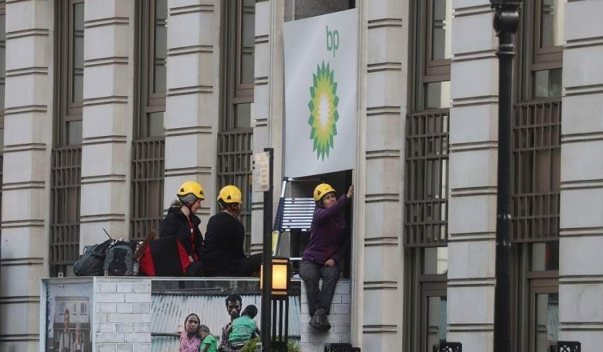 ناشطون بيئيون يغلقون مداخل شركة بريتش بتروليوم النفطية في لندن