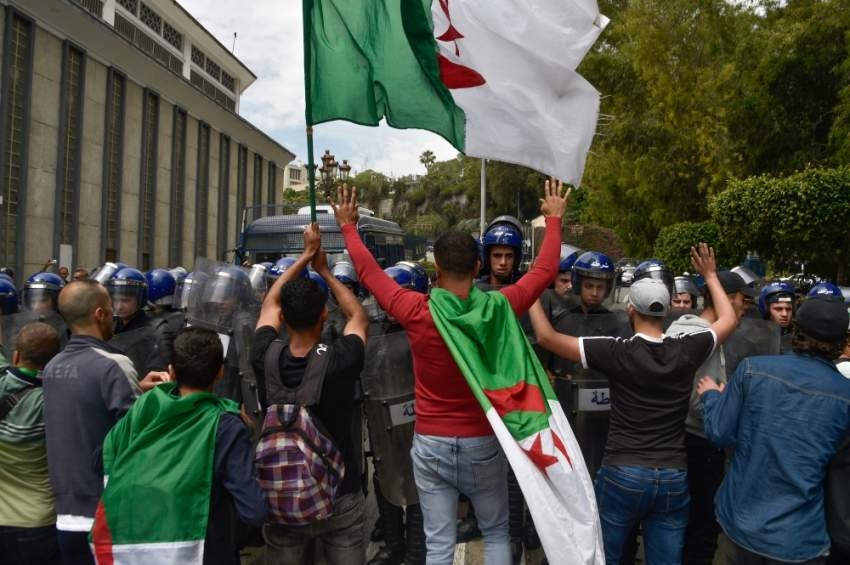 الجيش الجزائري يحذر من «المخططات الخبيثة»