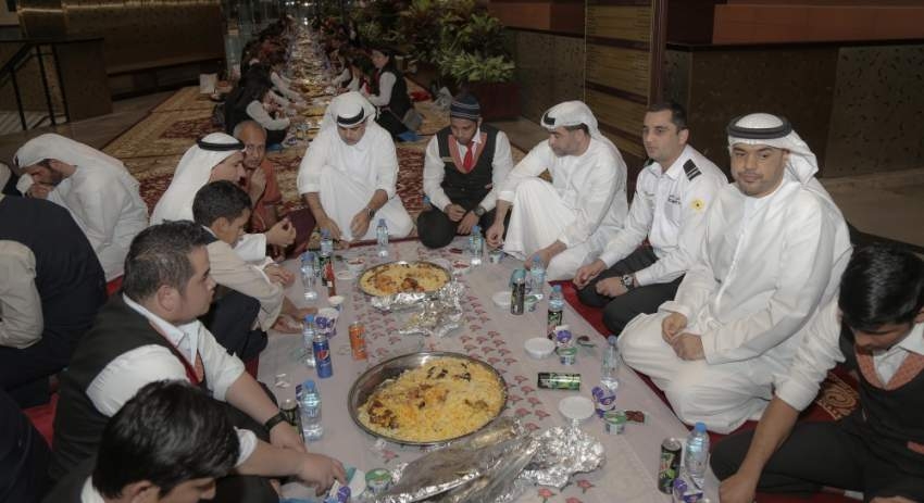 1700 عامل على مائدة دائرة القضاء في أبوظبي