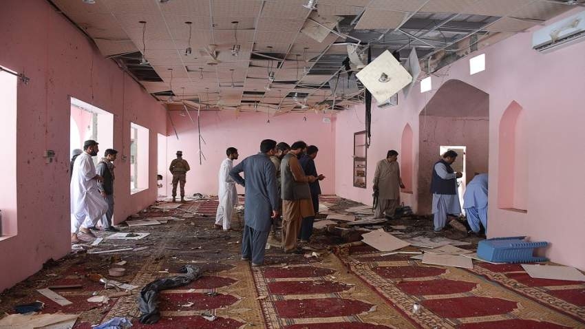 مقتل شخصين وإصابة آخرين في انفجار قنبلة داخل مسجد بباكستان