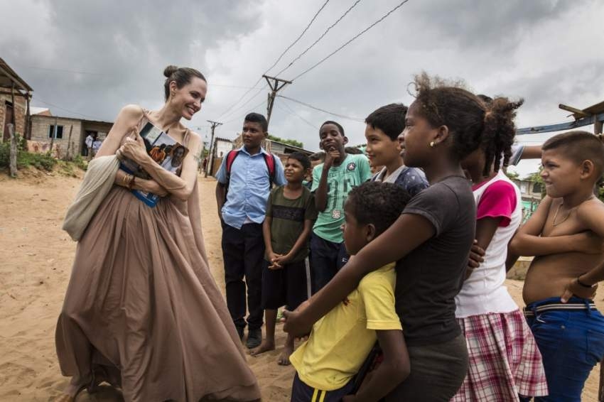 أنجلينا جولي الإنسانة تحث المجتمع الدولي على مساعدة أطفال فنزويلا