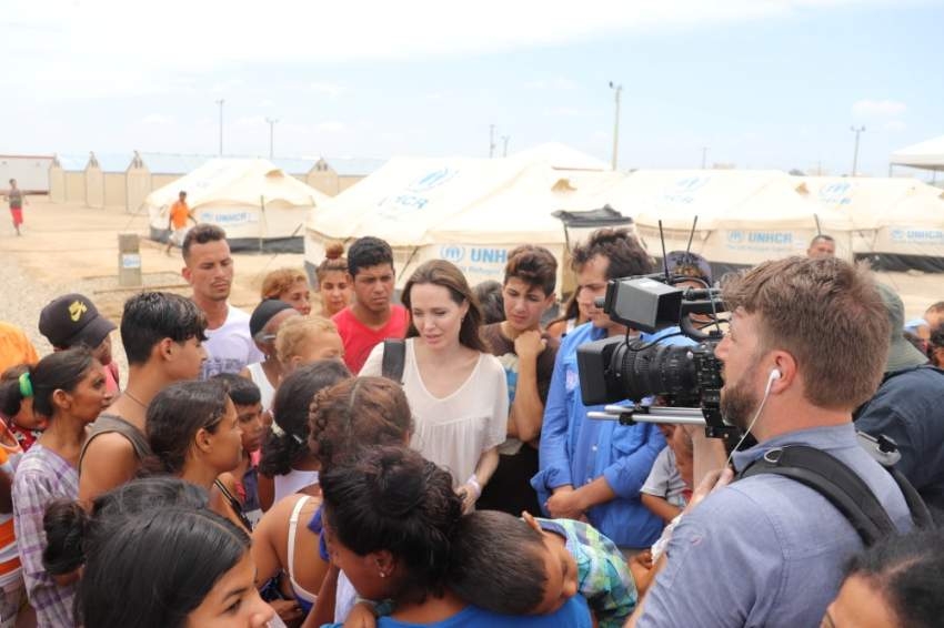 أنجلينا جولي الإنسانة تحث المجتمع الدولي على مساعدة أطفال فنزويلا