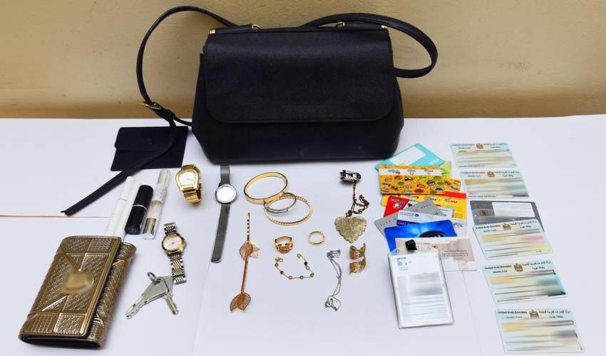 شرطة الشارقة تلقي القبض على سارقة حقائب نسائية وتستعيد مسروقات بقيمة 30 ألف درهم