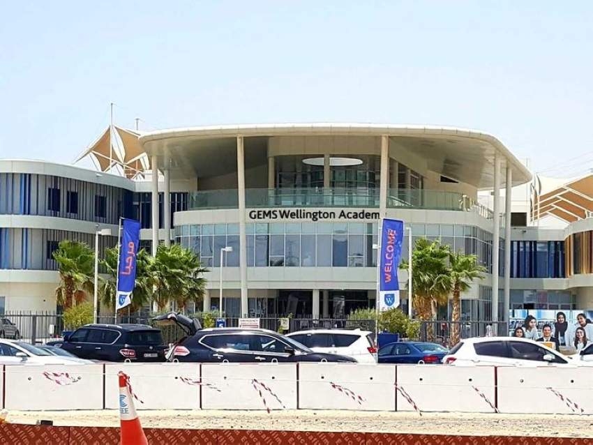 شرطة دبي: إمرأة اقتحمت مبنى مدرسة "جيمس ويلنجتون" وحاولت القيام بنشاط مشبوه