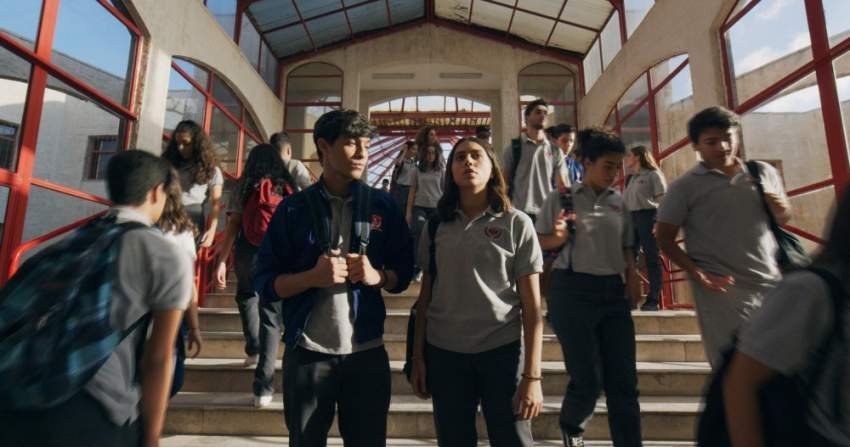 مخرج «جن»: المسلسل يجسّد واقع المراهقين في المدارس