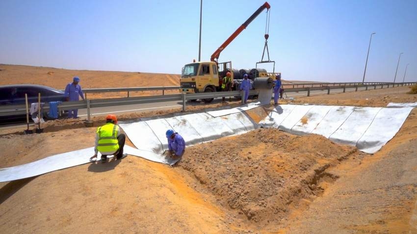 بلدية مدينة العين تنفّذ تجربة استخدام تقنية القماش الخرساني في مشاريع الطرق