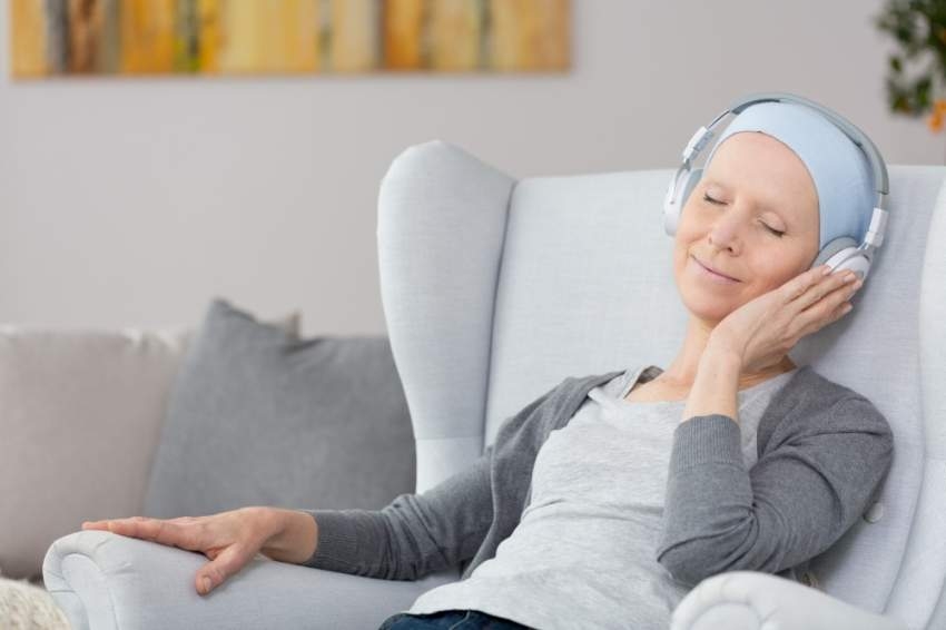ما العلاقة بين الموسيقى وتخفيف آلام مرضى السرطان؟