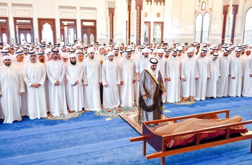 حاكم أم القيوين وولي عهد دبي والشيوخ يؤدون صلاة الجنازة على جثمان منصور بن أحمد بن علي آل ثاني