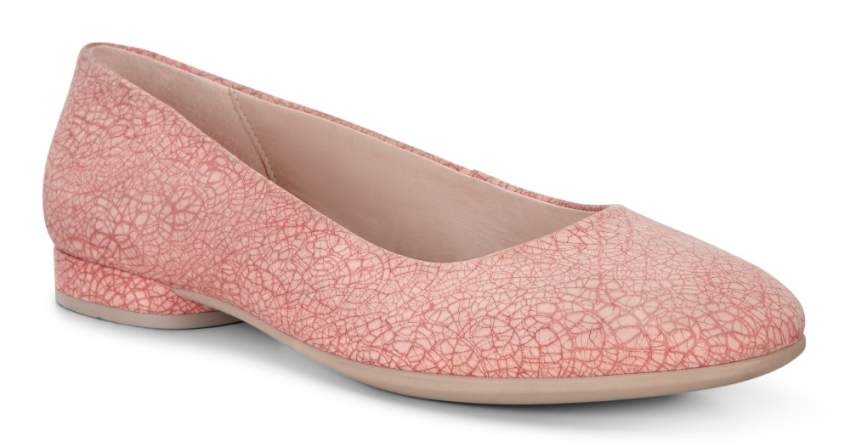 سحر الوردي وهدوء النيود في تشكيلة أحذية الصيف