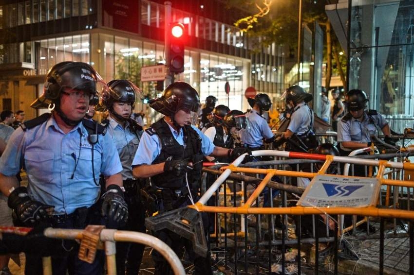 تفرق معظم المحتجين في هونغ كونغ بعد محاصرتهم مقراً للشرطة