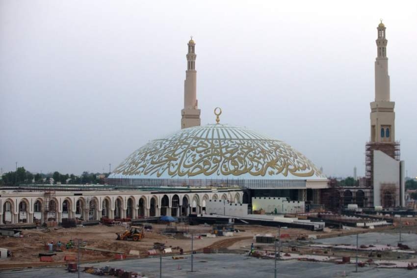 مسجد الشيخ خليفة في العين .. تحفة معمارية تتألق بجمـــــاليات الخط الـــعربي