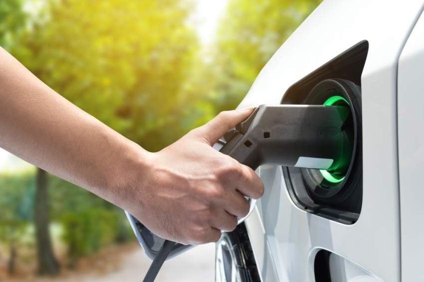 1000 سيارة كهربائية في دبي تشحن مجاناً ضمن «الشحن الأخضر»