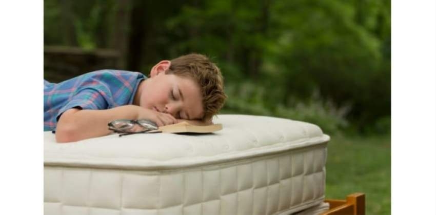مراتب أطفال مفرِزة للسموم أثناء النوم