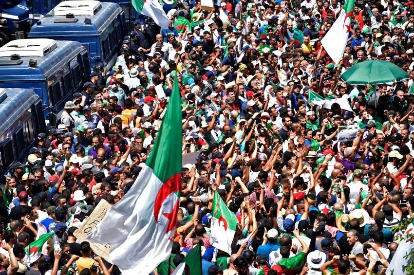 الجزائر: توقيف 5 إرهابيين خططوا لمهاجمة المتظاهرين