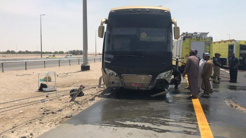 شرطة أبوظبي تدعم 52 معتمراً عُمانياً تعرضوا لحادث
