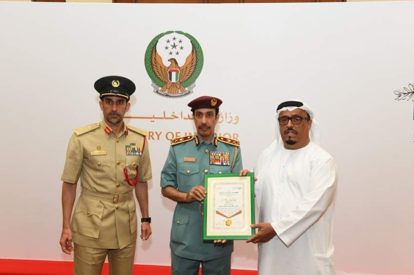 تكريم القيادات الشرطية بنوط شرطة دبي للتعاون الأمني