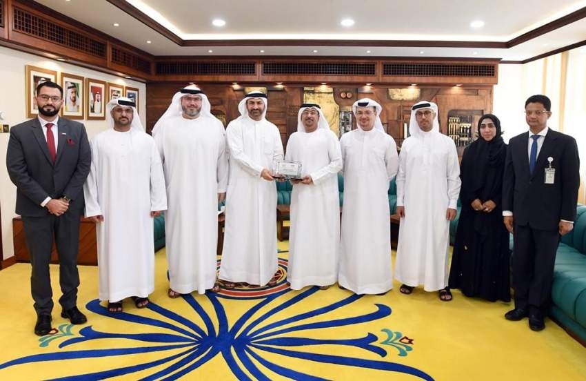 المدير العام لبلدية دبي يكرّم الفكرة الفائزة في مؤتمر جائزة الأفكار العربية الدولي الرابع عشر 2019