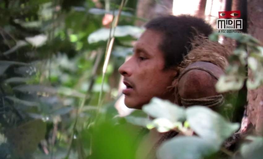 شاهد .. كاميرا تصطاد فرداً من قبيلة أوا المنعزلة داخل غابة برازيلية
