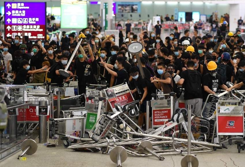 اشتباك بين المحتجين والشرطة في مطار هونغ كونغ