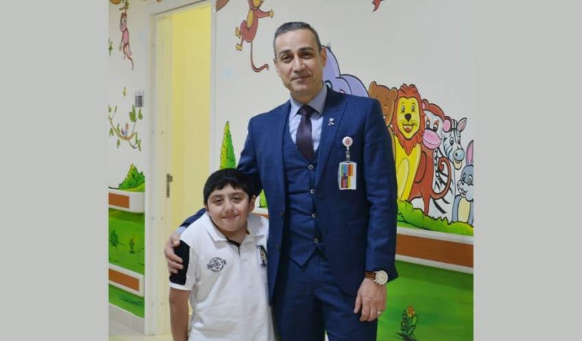 أول جراحة في دبي لتعديل التواء العمود الفقري لطفل