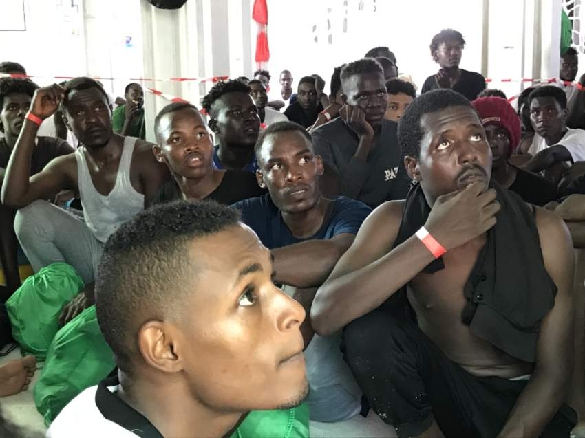 500 مهاجر عالقون في البحر بعد إنقاذهم