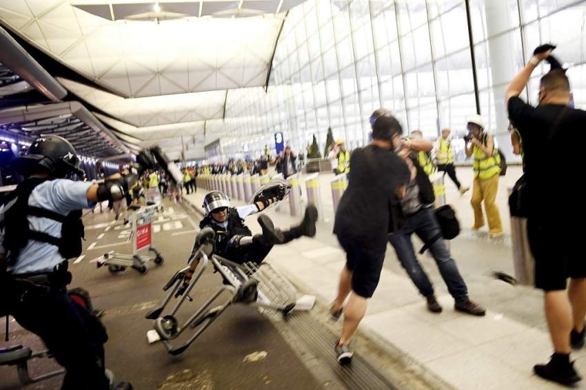 بكين تدين "الأفعال شبه الإرهابية" ضد الصينيين في مطار هونغ كونغ