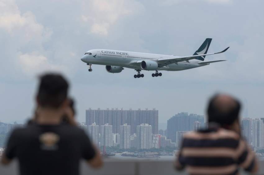 إعادة فتح مطار هونغ كونغ والصين تصف المحتجين بالإرهابيين