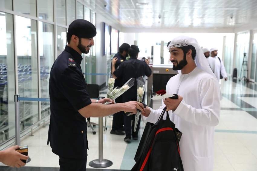 مطار أبوظبي يستقبل بعثة الحج الرسمية بالورد