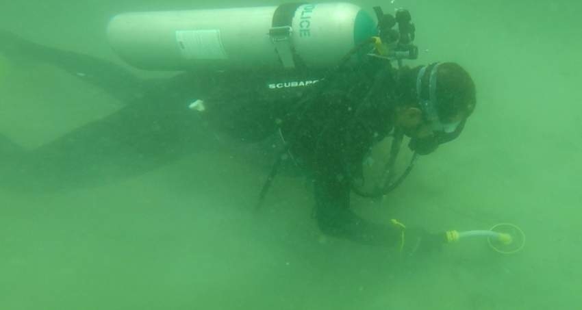 فريق مسرح الجريمة تحت الماء في دبي يتعامل مع 3 قضايا