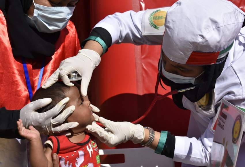 أطباء الإمارات يواصلون تقديم العلاج للاجئي الروهينغا