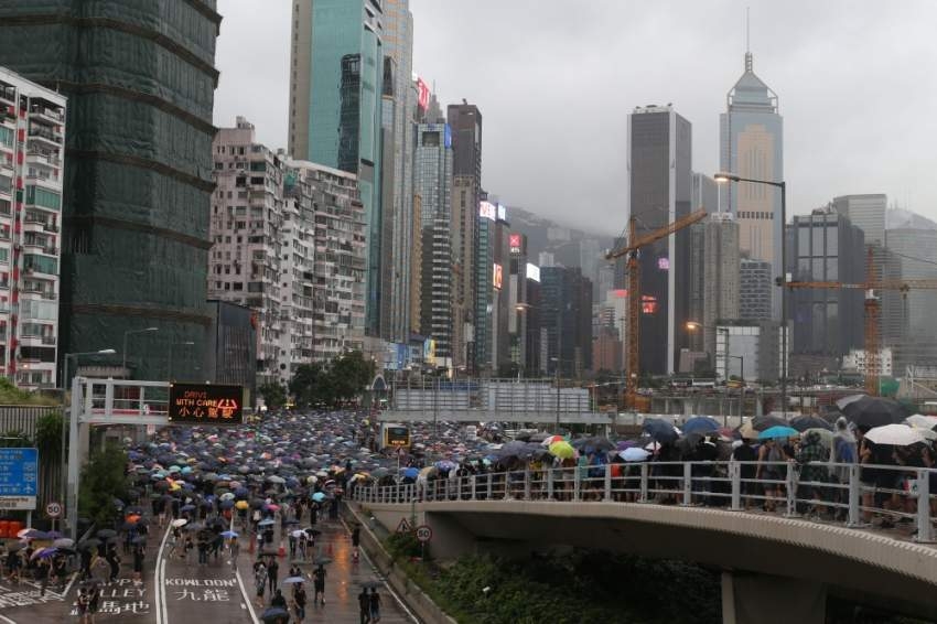 وزير مالية هونغ كونغ يحذر من إعصار اقتصادي يلوح في الأفق