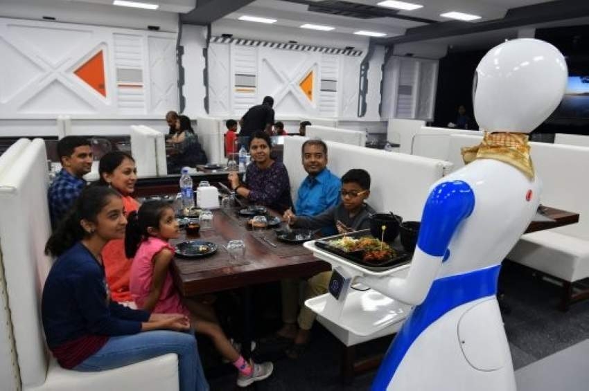 بالصور.. "روبوتات نسائية" بدلاً من النادلات في مطعم بالهند