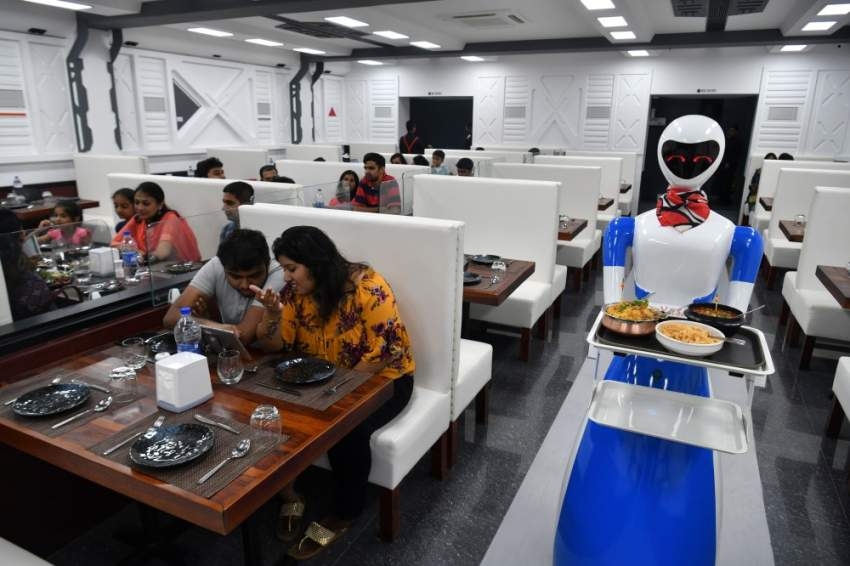 بالصور.. "روبوتات نسائية" بدلاً من النادلات في مطعم بالهند