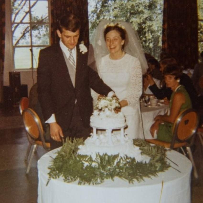 أمريكيان ينتهيان من تناول كعكة زواجهما بعد 50 عاماً