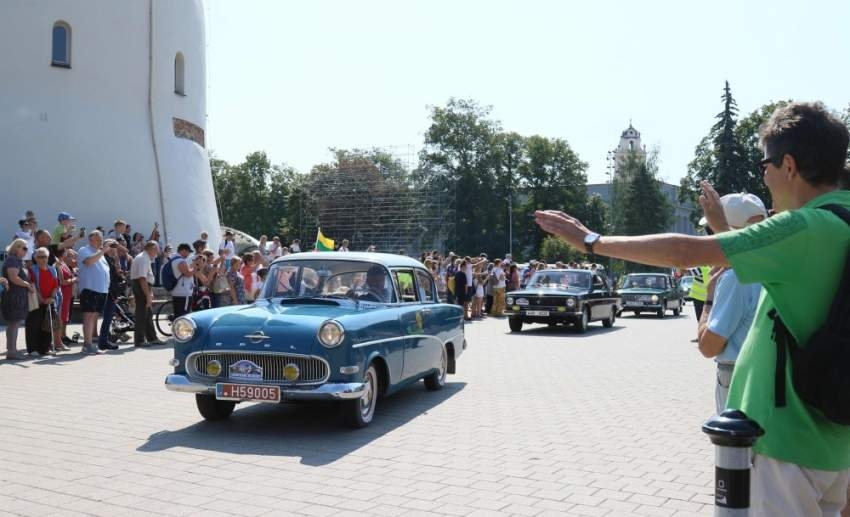 موكب للسيارات القديمة إحياء لذكرى "درب البلطيق"
