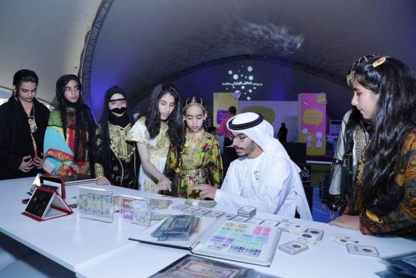 أحمد المطوع يسرد تاريخ الإمارات بـ 10 آلاف عُملة وطابع نادر