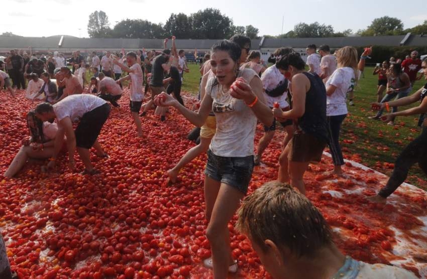 بالصور.. حرب الطماطم في شوارع سان بطرسبرغ