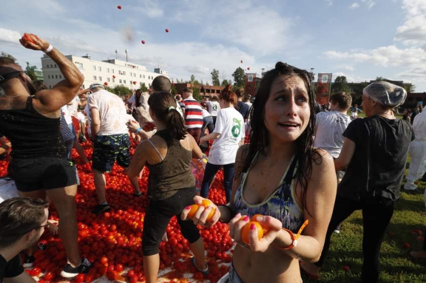 بالصور.. حرب الطماطم في شوارع سان بطرسبرغ