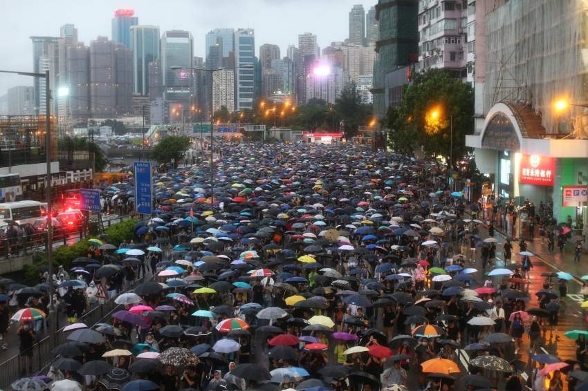 مسيرة حاشدة في هونغ كونغ تنضم إلى الاحتجاجات