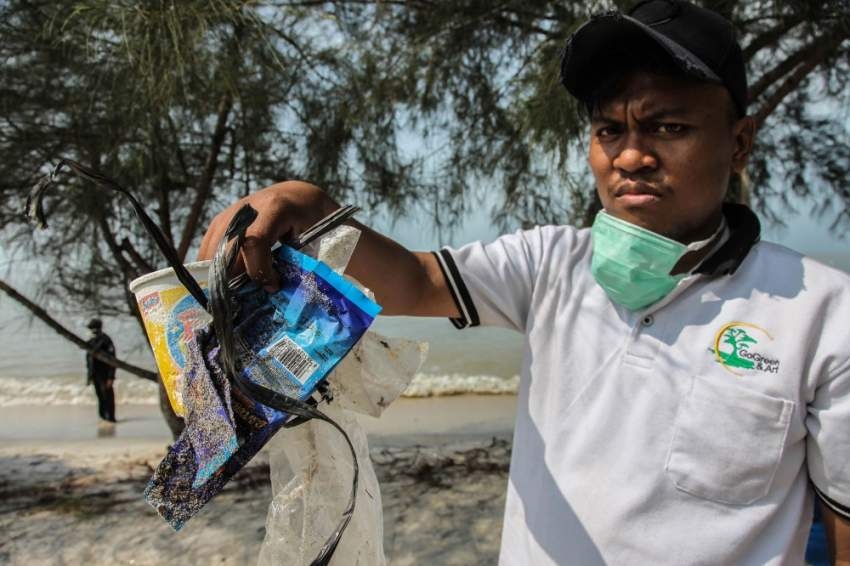 آلاف الإندونيسيين يتطوعون لتنظيف شواطئ الأرخبيل