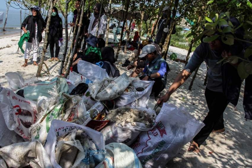 آلاف الإندونيسيين يتطوعون لتنظيف شواطئ الأرخبيل