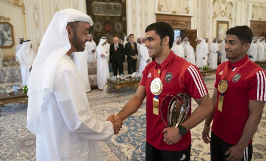 محمد بن زايد يستقبل وفد البرنامج الصيفي للجوجيتسو ومنتخب الإمارات