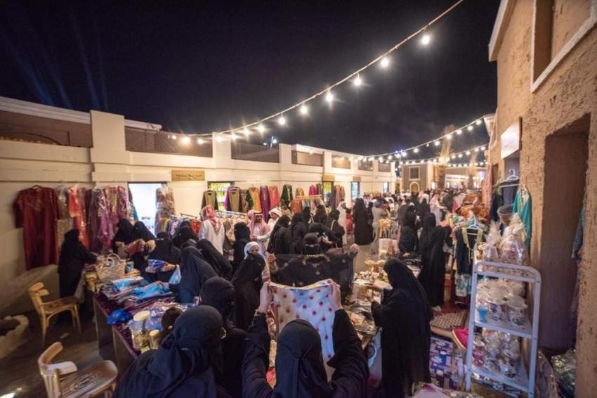 30 أسرة إماراتية تُثري «سوق عكاظ» بمنتجات يدوية متنوعة