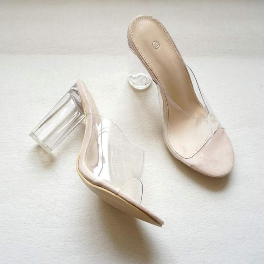 الأحذية الشفافة .. تصاميم تجمع بين الجرأة والجمال
