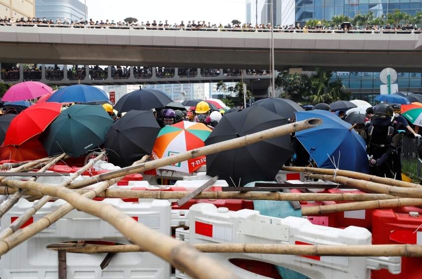 135 ألف متظاهر يشكلون «سلسلة هونغ كونغ»