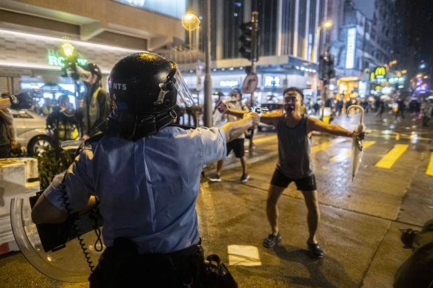 شرطة هونغ كونغ تدافع عن إطلاق النار في الهواء خلال الاحتجاجات