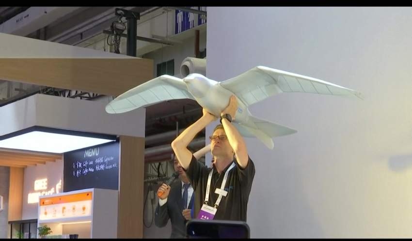 «طائر آلي» يحلق فوق زائري معرض للروبوتات في الصين