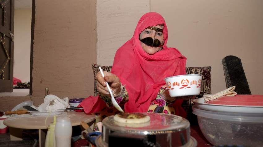 المطبخ الإماراتي يستقطب رواد «سوق عكاظ»