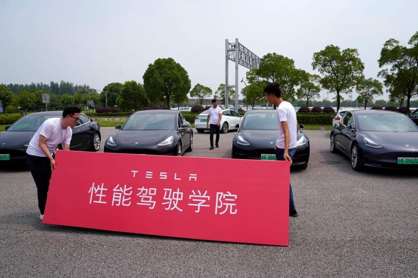تسلا ترفع أسعار سياراتها في الصين